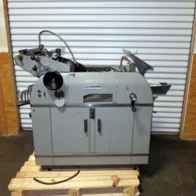 Μικρή όφσετ μάρκας Multilith με μέτρα και αλυσίδα εξαγωγής