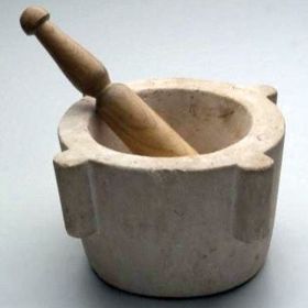 Πέτρινο λαξευτό γουδί για παραδοσιακή σκορδαλιά