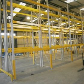 Πωλούνται Ράφια Παντώς Τύπου