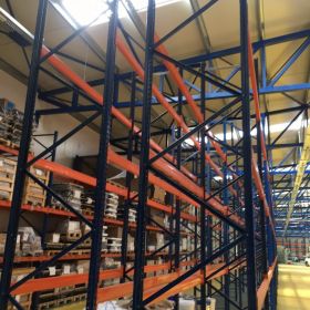 Πωλούνται Ράφια Παντώς Τύπου