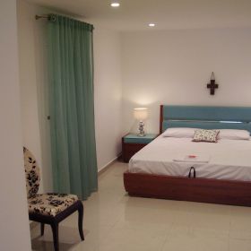 1700€ η κάθε μία: Γνωστής βιομηχανίας επίπλων τρεις νυφικές κρεβατοκάμαρες αρίστης ποιότητος.