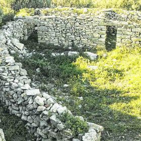 Οικόπεδο με πετρόχτιστα κτίσματα 143 τ.μ. Κουσουναρι, Λογοθετιανικα, Κυθηρα