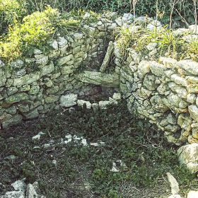 Οικόπεδο με πετρόχτιστα κτίσματα 143 τ.μ. Κουσουναρι, Λογοθετιανικα, Κυθηρα