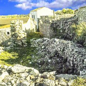 Οικόπεδο με πετρόχτιστα κτίσματα 143 τ.μ. Κουσουναρι, Λογοθετιανικα, Κυθηρα